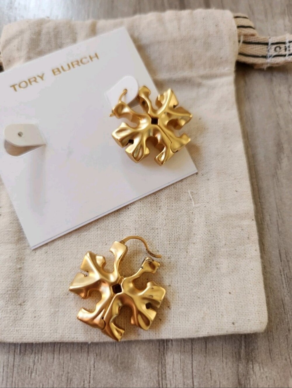 Tory Burch Roxanne Hidden Logo Earrings - Picture 4 of 8